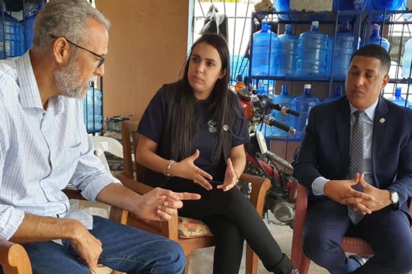 Directora de la DIDA visita parientes de joven fallecido en Higüey por supuesta negligencia médica