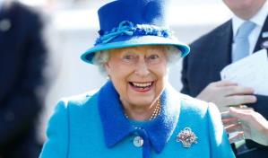 Isabel II tiene su propia mu&ntilde;eca Barbie y as&iacute; luce