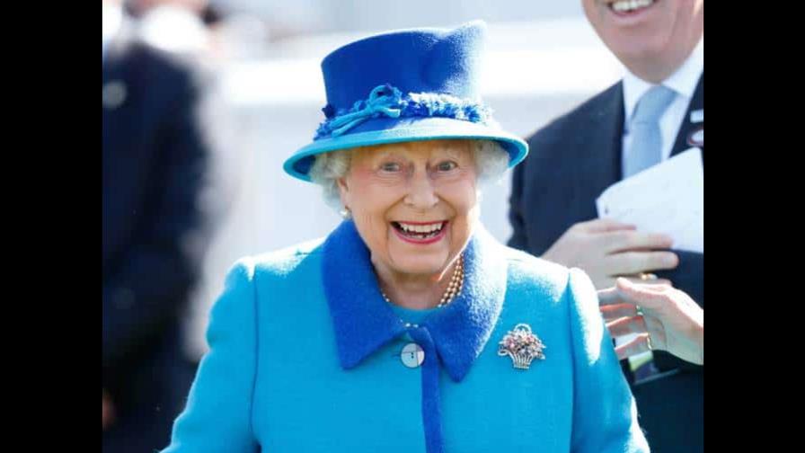 Isabel II tiene su propia muñeca Barbie y así luce