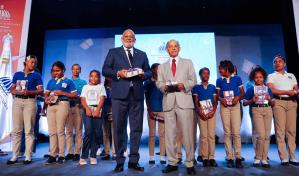 Ministerio de Educación reconoce trayectoria del periodista Huchi Lora