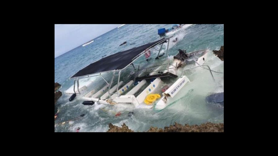 Armada investiga incendio de lancha en Bayahíbe Armada investiga incendio de lancha en Bayahíbe