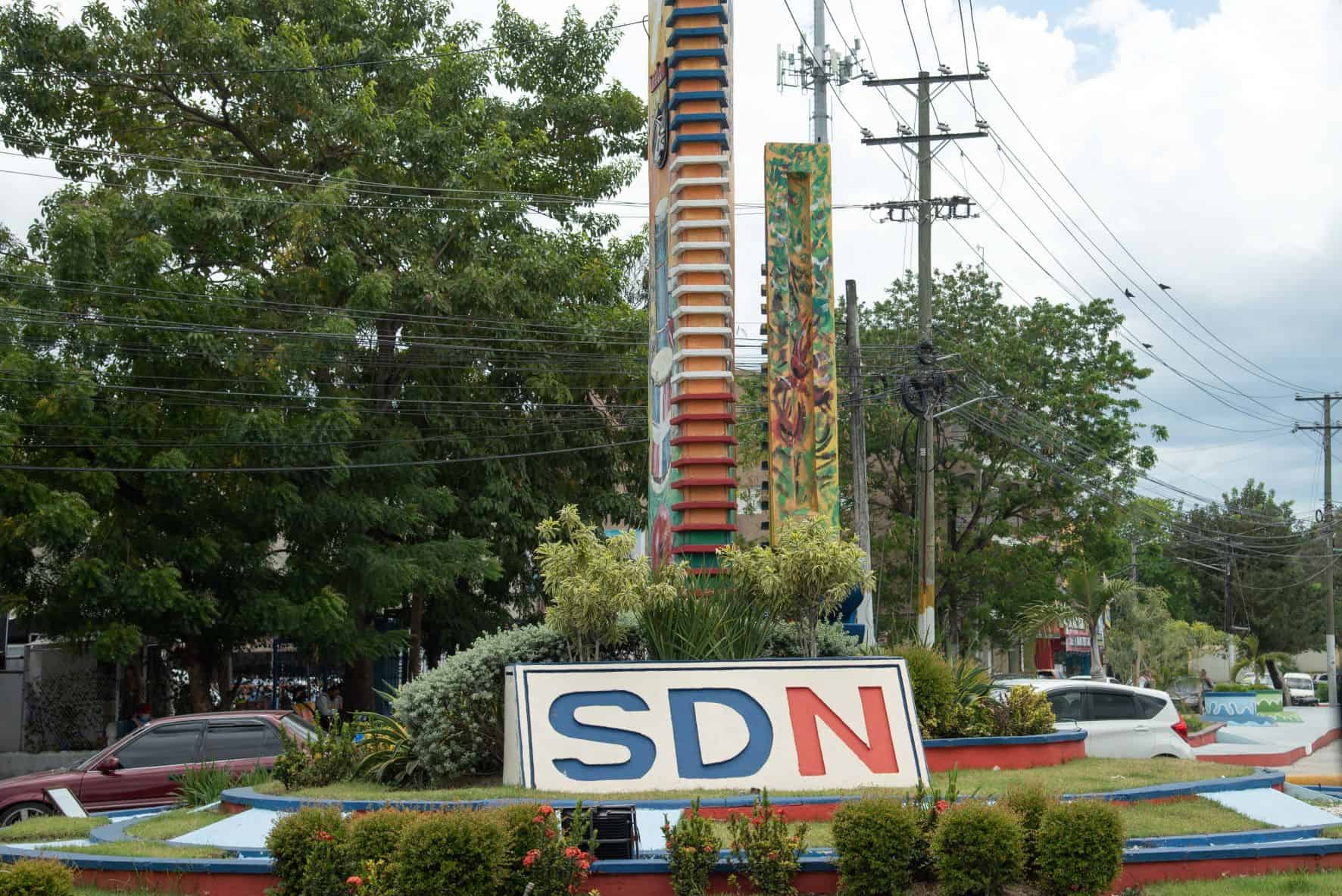 Parque cerca de la Alcaldía de Santo Domingo Norte