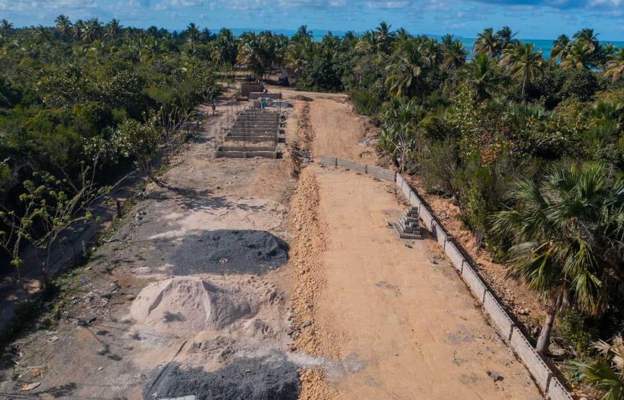 Avanzan trabajos de construcción del acceso a playa Esmeralda en Miches