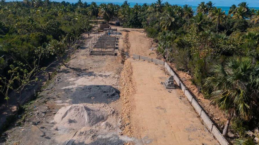 Avanzan trabajos de construcción del acceso a playa Esmeralda en Miches Avanzan trabajos de construcción del acceso a playa Esmeralda en Miches