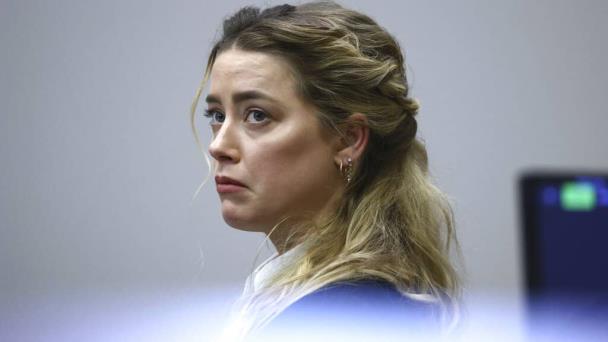 Ex asistente de Amber Heard testifica a favor de Johnny Depp