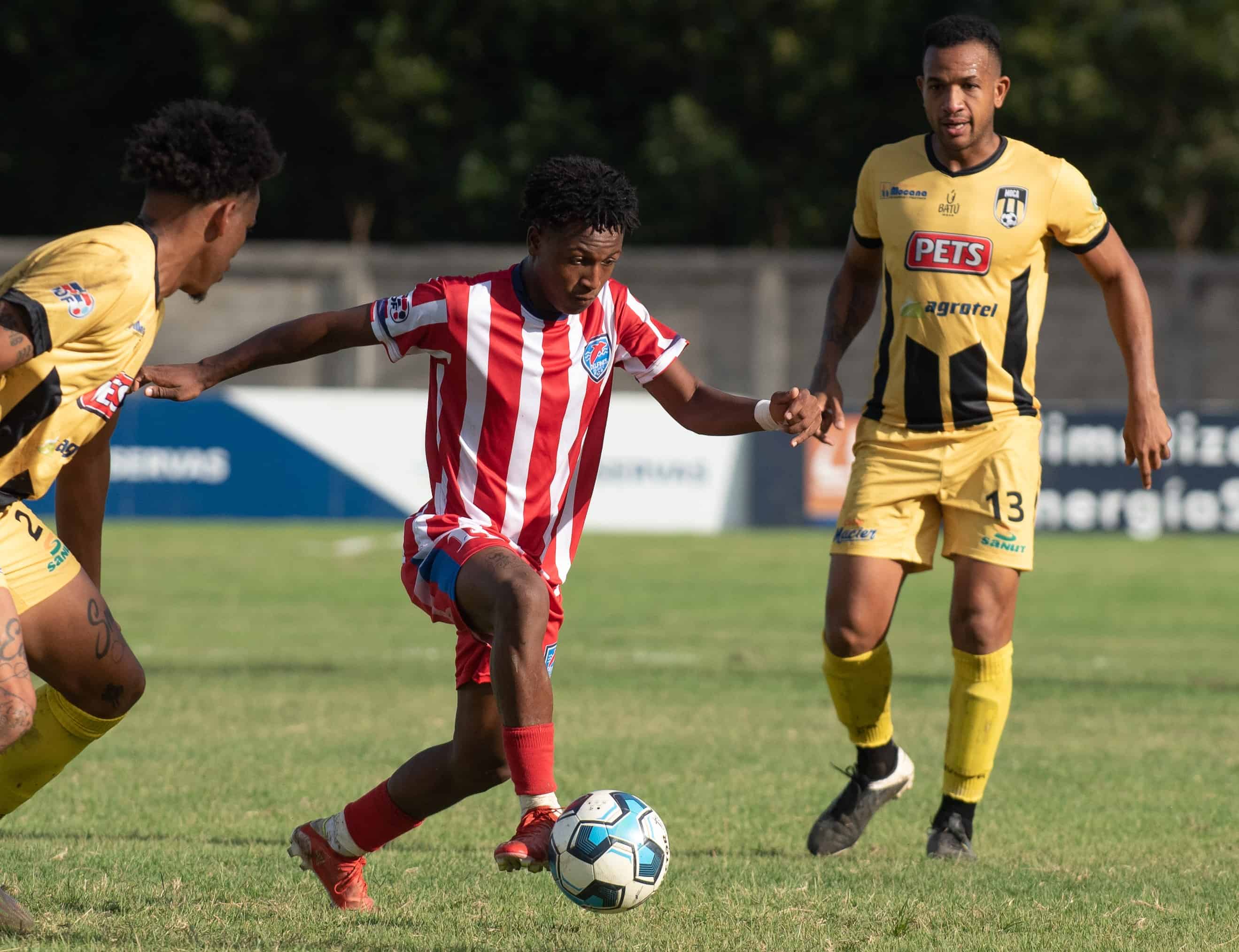 Yordy Álvarez es autor de uno de los dos goles que tienen los Delfines del Este, cuando van a la sexta jornada en la Liga Dominicana de Fútbol. 