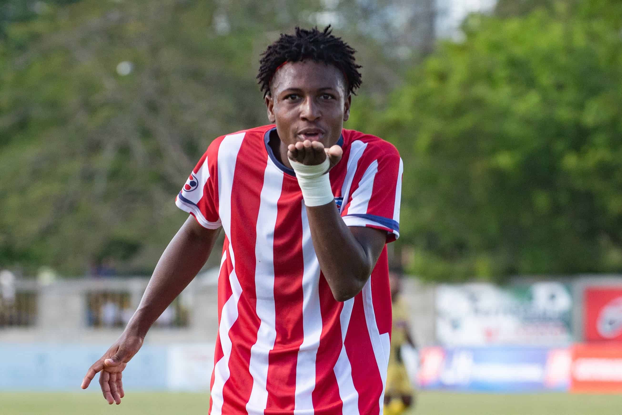 Yordy Álvarez es autor de uno de los dos goles que tienen los Delfines del Este, cuando van a la sexta jornada en la Liga Dominicana de Fútbol. 