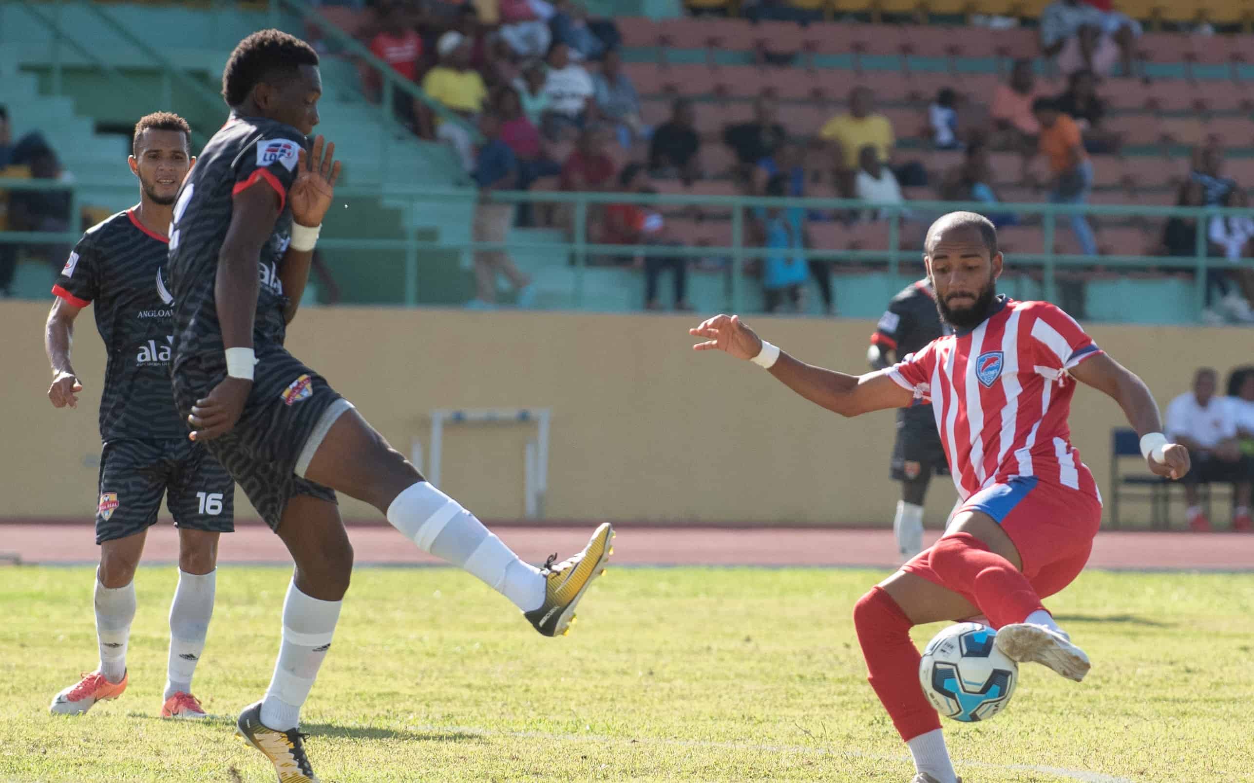 Brandy Mateo (derecha) es autor de uno de los dos goles que tienen los Delfines del Este, cuando van a la sexta jornada en la Liga Dominicana de Fútbol.