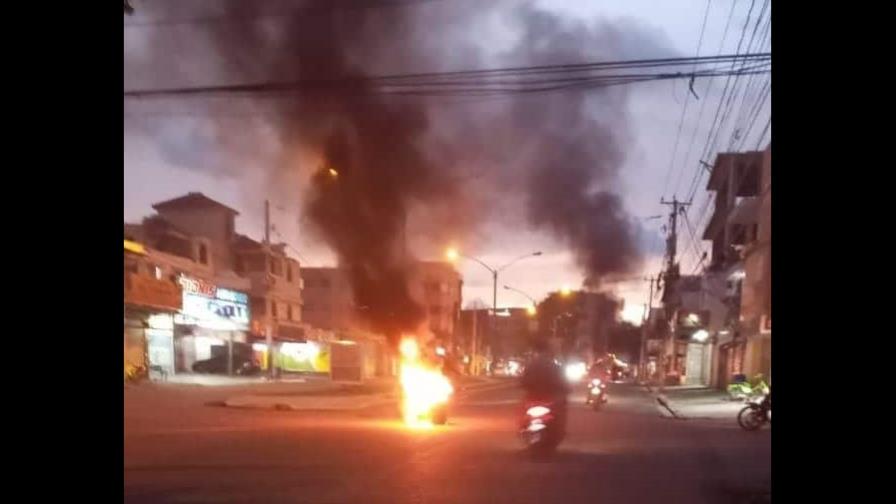 Falpo inicia calentamiento de huelga con quema de gomas en San Francisco de Macorís
