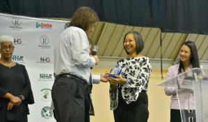 Colegio Bilingüe New Horizons reconoce a periodista de Diario Libre