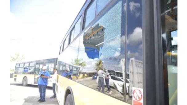 Dos mujeres heridas en ataque a autobús del corredor Charles de Gaulle