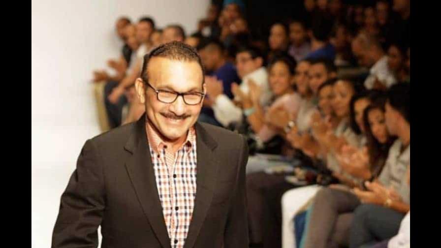 Arcadio Díaz: el rey de la guayabera que dejó un legado en la moda masculina Arcadio Díaz: el rey de la guayabera que dejó un legado en la moda masculina