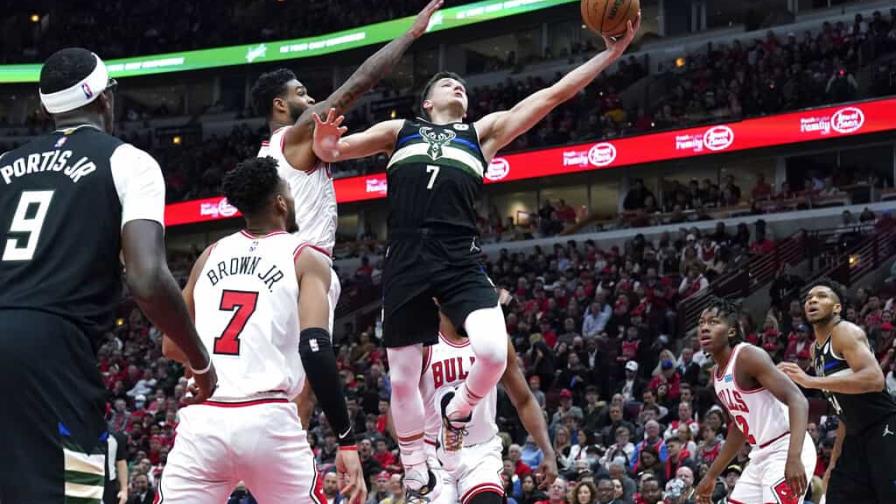 Los Bucks superan 118-81 a Bulls y retoman ventaja en la serie