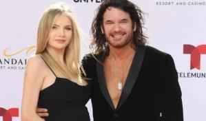 Mario Cimarro y su novia embarazada posan por primera vez en premiaci&oacute;n