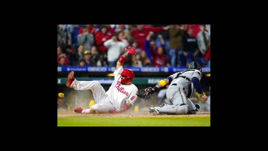 Freddy Peralta lanzó bien, pero los Cerveceros cayeron en Filadelfia Freddy Peralta lanzó bien, pero los Cerveceros cayeron en Filadelfia