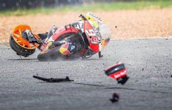 Marc Márquez sufre caída en terceros libres en Portugal dominados por Oliveira