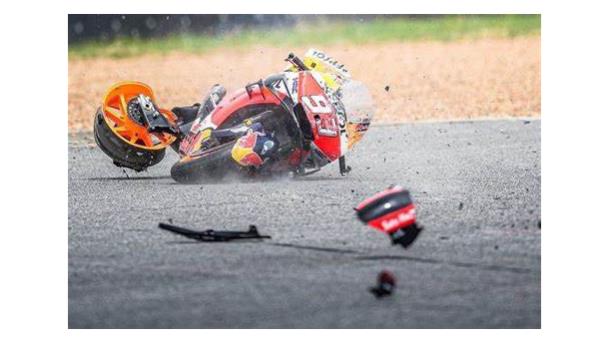 Marc Márquez sufre caída en terceros libres en Portugal dominados por Oliveira