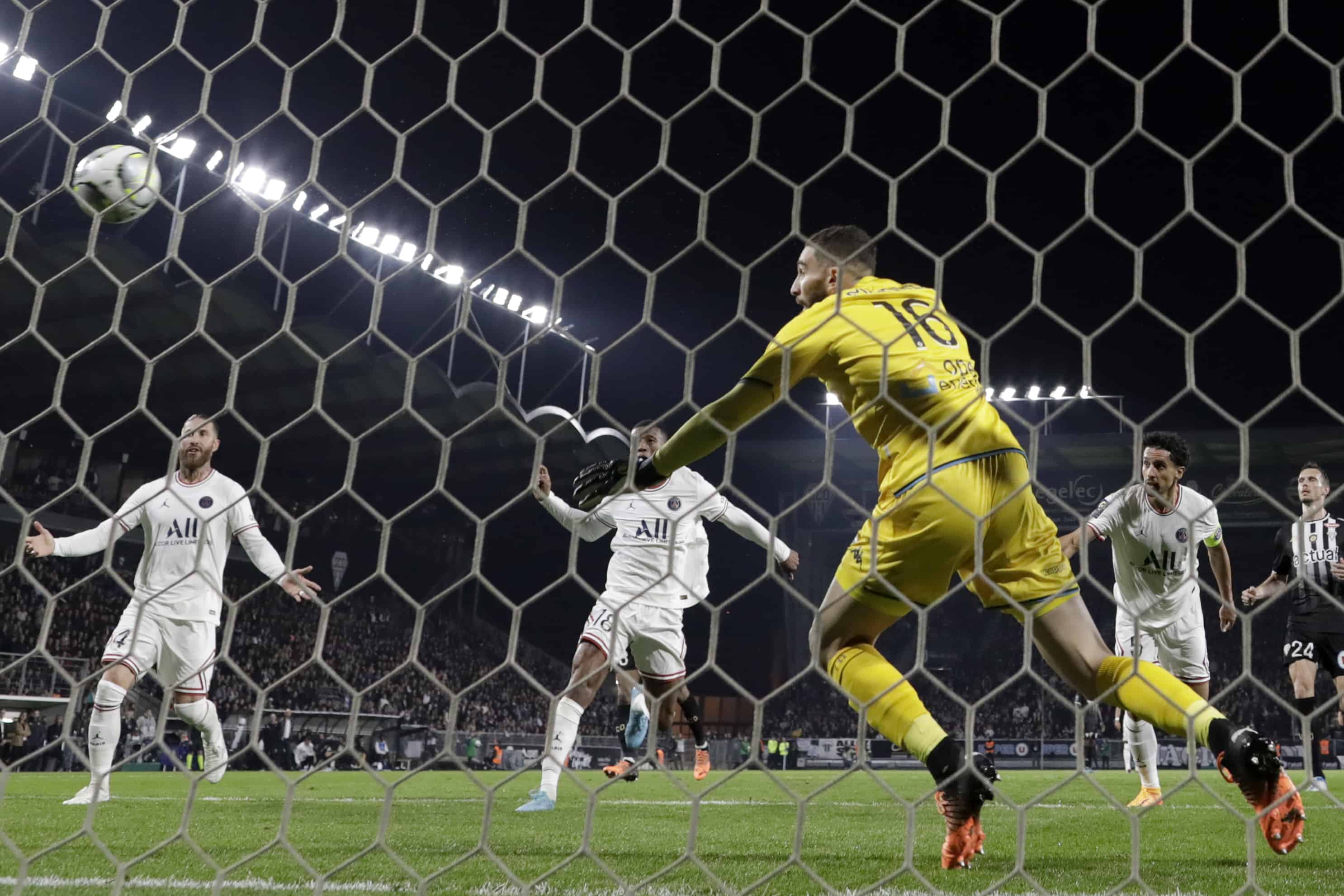 Marquinhos del PSG, segundo a la derecha, anota un gol durante el partido de fútbol de la Liga Uno entre Angers y Paris Saint Germain, en el estadio Raymond-Kopa en Angers, oeste de Francia, el miércoles 20 de abril de 2022. 