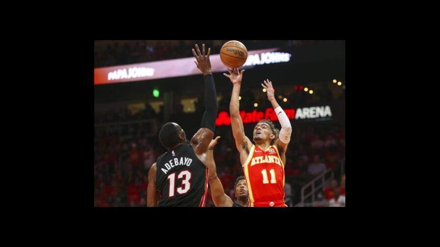 Con tiro de Young al final, Hawks vencen al Heat