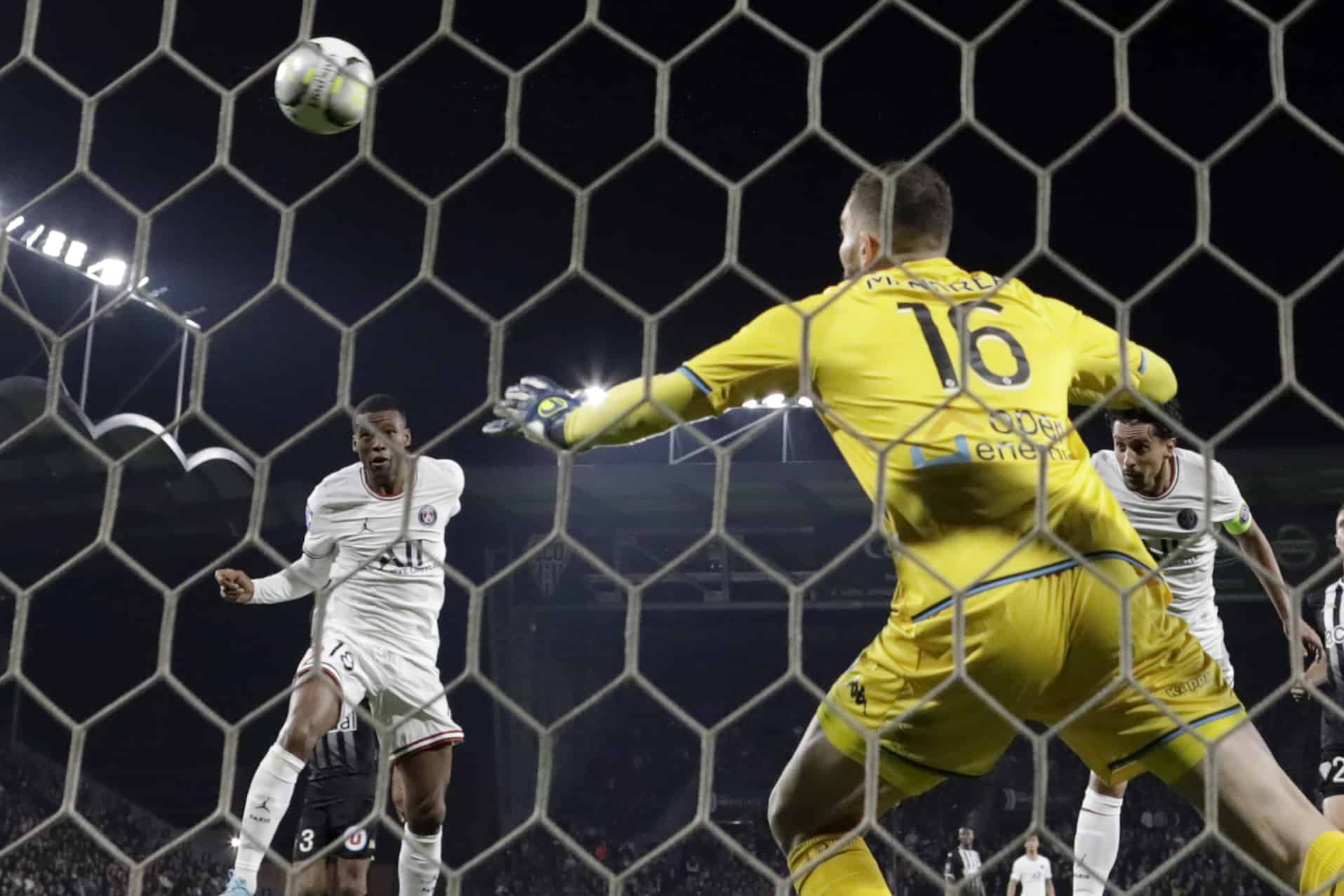 Marquinhos del PSG, segundo a la derecha, anota un gol durante el partido de fútbol de la Liga Uno entre Angers y Paris Saint Germain, en el estadio Raymond-Kopa en Angers, oeste de Francia, el miércoles 20 de abril de 2022. 