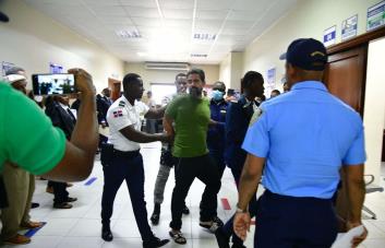 Expareja le dice a Raquelita mientras era trasladado a audiencia: Mi amor, tenemos que hablar