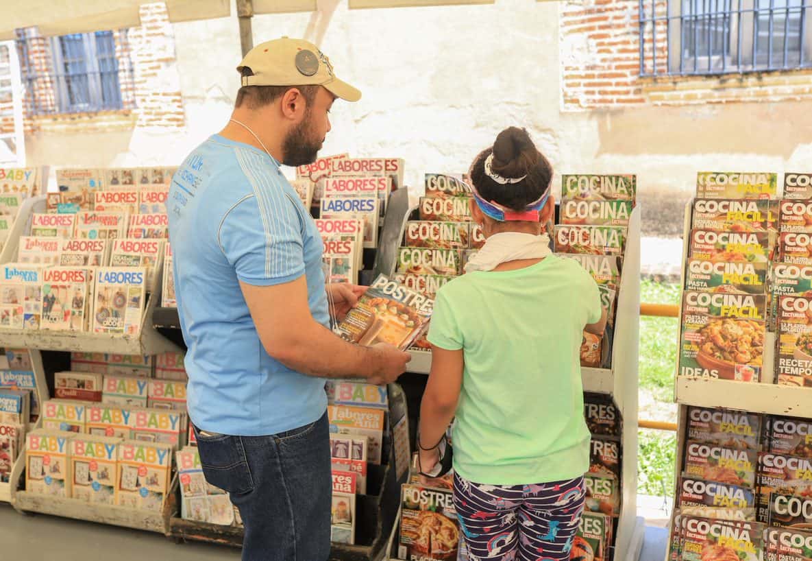 Adultos, niños y jóvenes visitan hoy la Feria del Libro.