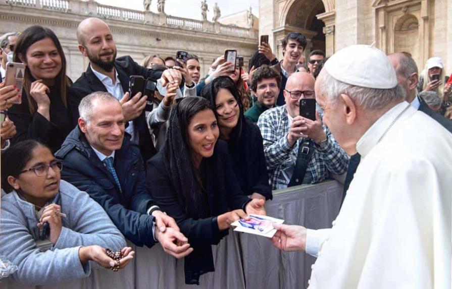 Nathalie Peña-Comas invita al Papa Francisco a su concierto en honor a la Virgen de la Altagracia