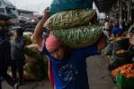 Comer arroz con huevo es un lujo: las alzas de precios angustian a los peruanos Comer arroz con huevo es un lujo: las alzas de precios angustian a los peruanos