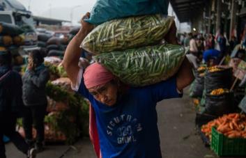 Comer arroz con huevo es un lujo: las alzas de precios angustian a los peruanos