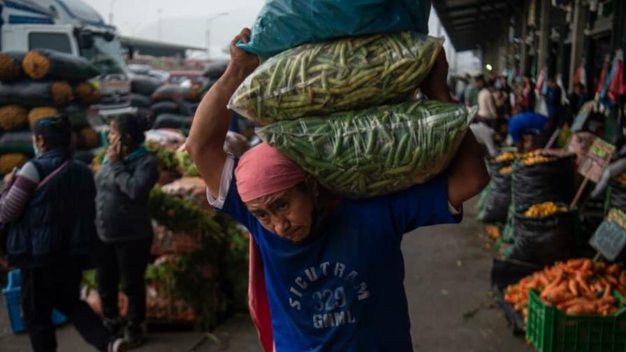 Comer arroz con huevo es un lujo: las alzas de precios angustian a los peruanos