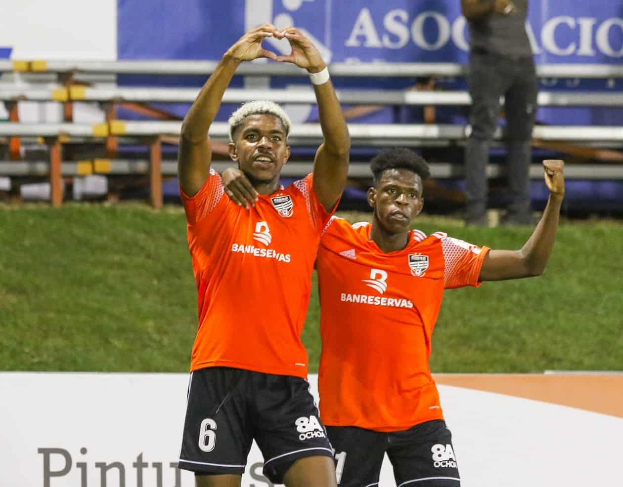 Johan Parra (izq), celebra el primer gol del Cibao FC, en la jornada del 23 de abril del 2022.