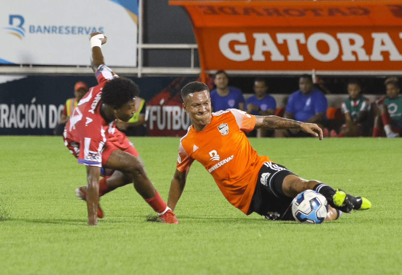 Acción en el partido entre los oncenos Delfine del Este y Cibao FC, correspondiente a la sexta jornada de la LDF/2022.