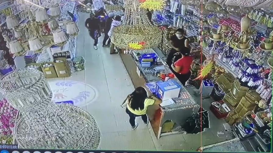 Video capta altercado completo entre mujer y el chino que ultimó en ferretería