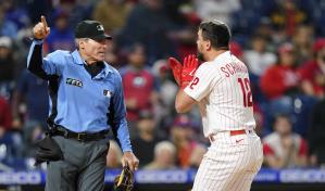 VIDEO: El controversial Ángel Hernández recrea reacciones históricas de jugadores contra árbitros