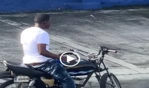 Hombre golpea a una estudiante en la vía pública