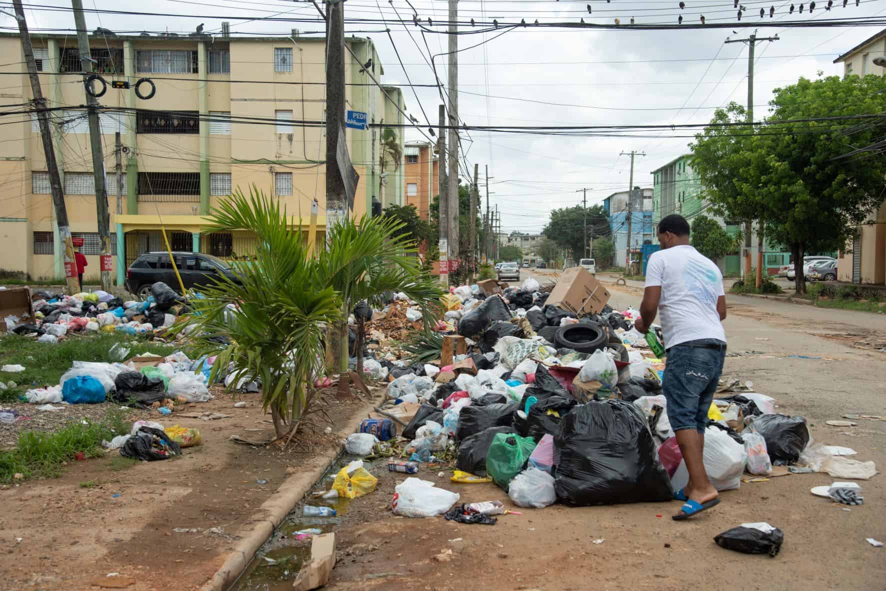 La gente no puede caminar por las acerras en la Circunscripción 3