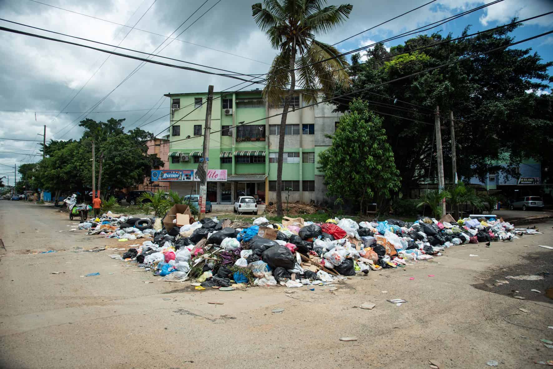 En esta zona no hay queien le hable de pagar basura proque no la recogen, dicen.