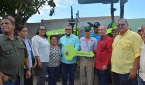 El FEDA entrega dos tractores a ganaderos de la región Este del país