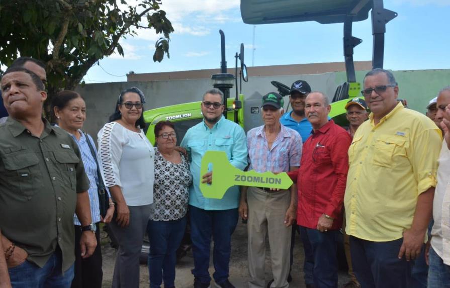 El FEDA entrega dos tractores a ganaderos de la región Este del país