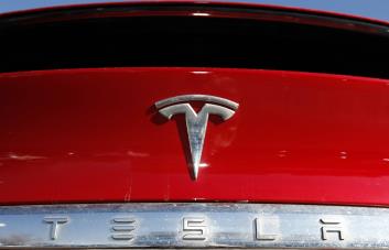 Tesla cae un 11 % en Wall Street tras la compra de Twitter por Musk