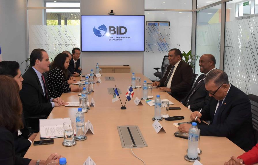 Presidente del BID y ministro de Energía y Minas hablan sobre proyectos energéticos para RD 