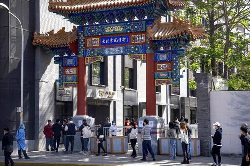 Beijing hace pruebas masivas de COVID-19 y cierra vecindarios