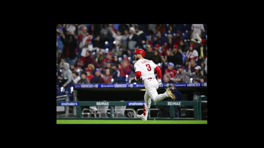 Los Filis ganan tras aprovechar errores defensivos de Cerveceros