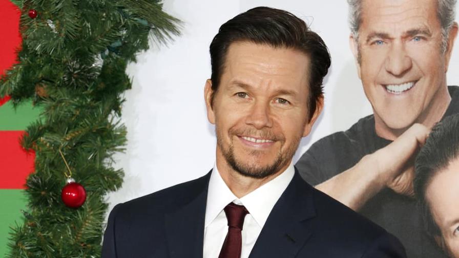 Mark Wahlberg: Cuando voy en avión siempre me santiguo y rezo al despegar y al aterrizar