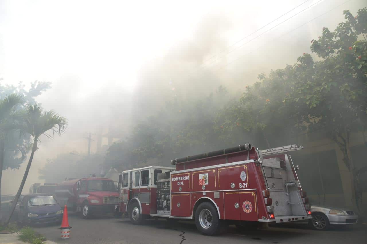 En el lugar se encuentran varias unidades del cuerpo de bomberos sofocando el incendio.