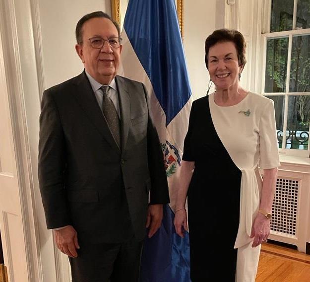 Embajadora Sonia Guzmán se reúne con gobernador del Banco Central
