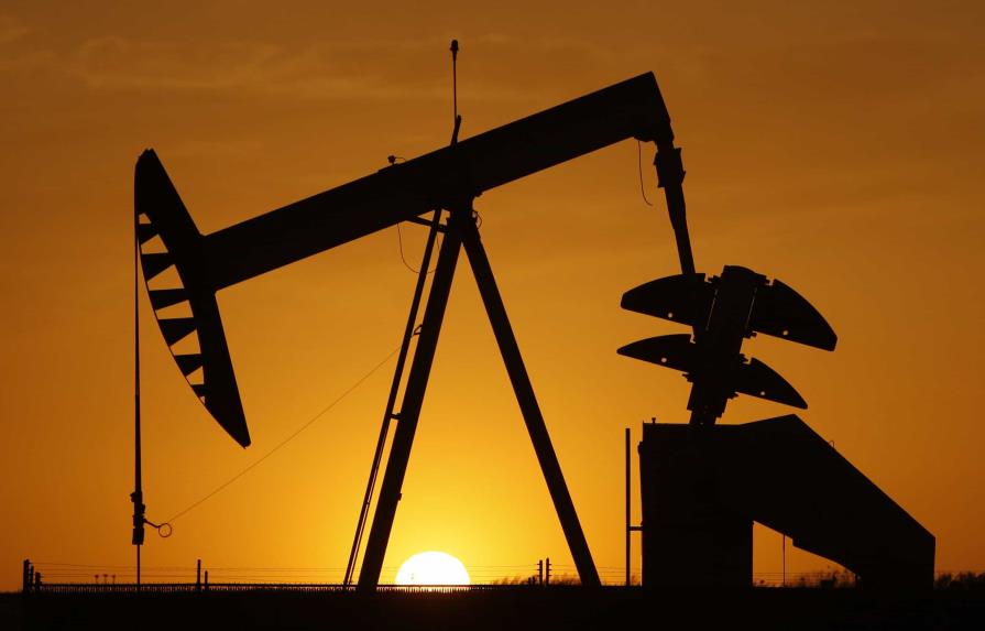 El petróleo de Texas sube un 0.3 % y cierra en 102.02 dólares el barril