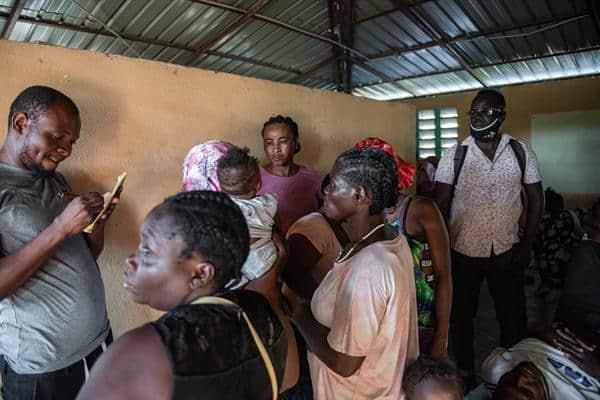 Cientos de familias huyen de la violencia de las bandas en Puerto Príncipe, Haití