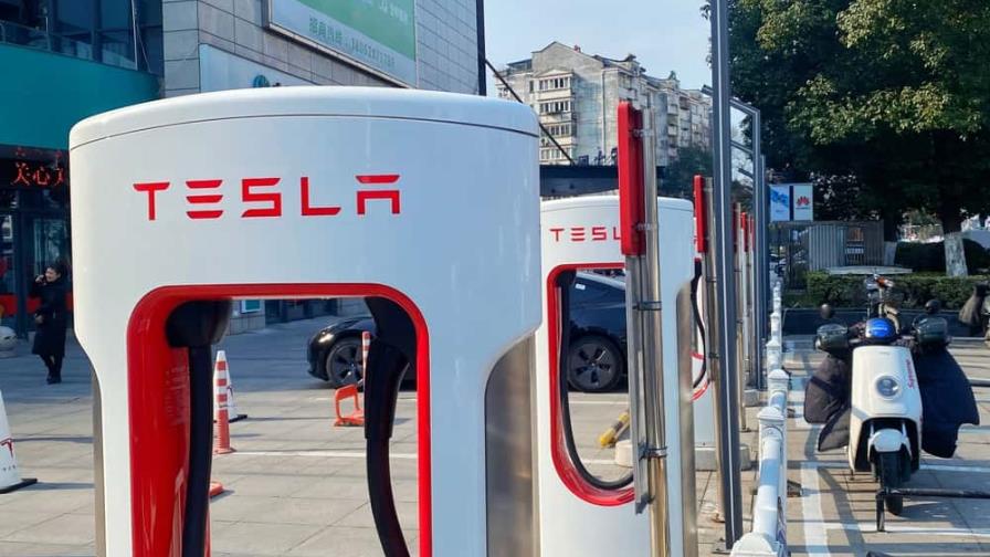 Trabajadores de Tesla en Shanghái deben dormir en las fábricas por medidas anticovid