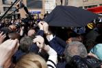 Manifestantes lanzan tomates contra Emmanuel Macron en su primera aparición pública tras reelección Manifestantes lanzan tomates contra Emmanuel Macron en su primera aparición pública tras reelección